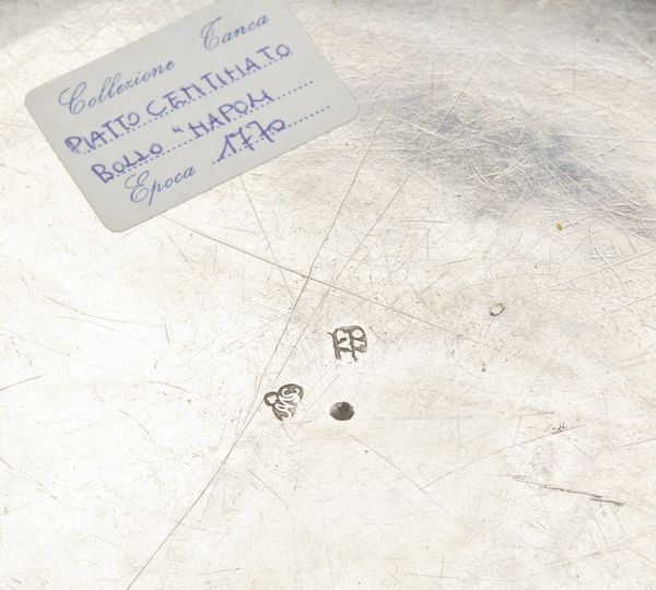 ARGENTIERE NAPOLETANO DEL XVIII SECOLO : Piatto in argento sbalzato di forma circolare con bordo mistilineo, stemma coronato inciso sulla tesa  - Asta Asta 395 | ARTE ANTICA E DEL XIX SECOLO Online - Associazione Nazionale - Case d'Asta italiane