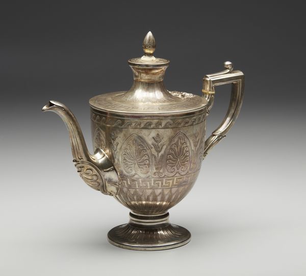 ARGENTIERE INGLESE DEL XIX SECOLO : Teiera in argento cesellato con decorazioni a motivo a palmette e a meandro, poggiante su base circolare  - Asta Asta 395 | ARTE ANTICA E DEL XIX SECOLO Online - Associazione Nazionale - Case d'Asta italiane