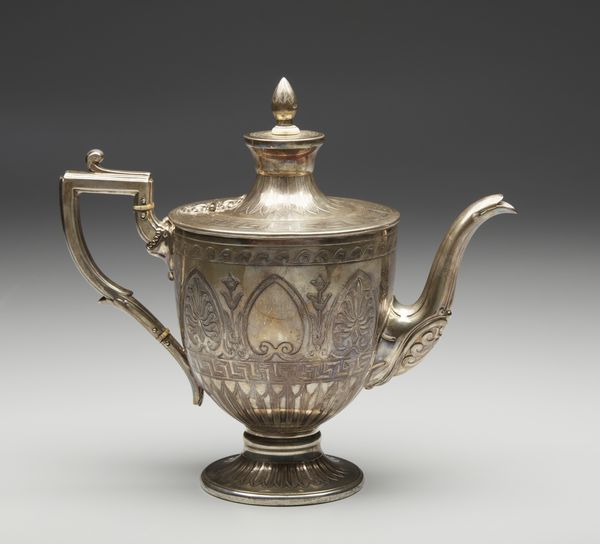 ARGENTIERE INGLESE DEL XIX SECOLO : Teiera in argento cesellato con decorazioni a motivo a palmette e a meandro, poggiante su base circolare  - Asta Asta 395 | ARTE ANTICA E DEL XIX SECOLO Online - Associazione Nazionale - Case d'Asta italiane