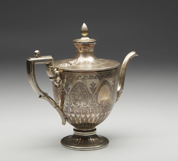 ARGENTIERE INGLESE DEL XIX SECOLO : Teiera in argento cesellato con decorazioni a motivo a palmette e a meandro, poggiante su base circolare  - Asta Asta 395 | ARTE ANTICA E DEL XIX SECOLO Online - Associazione Nazionale - Case d'Asta italiane