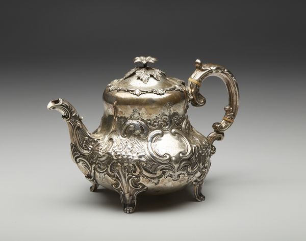 ARGENTIERE INGLESE DEL XIX SECOLO : Teiera in argento sbalzato, corpo piriforme con motivi floreali e fitomorfi a rilievo in stile settecentesco, poggiante su piedi a ricciolo  - Asta Asta 395 | ARTE ANTICA E DEL XIX SECOLO Online - Associazione Nazionale - Case d'Asta italiane
