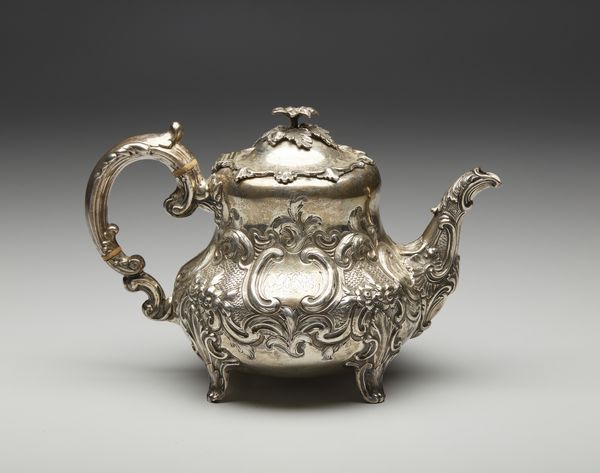 ARGENTIERE INGLESE DEL XIX SECOLO : Teiera in argento sbalzato, corpo piriforme con motivi floreali e fitomorfi a rilievo in stile settecentesco, poggiante su piedi a ricciolo  - Asta Asta 395 | ARTE ANTICA E DEL XIX SECOLO Online - Associazione Nazionale - Case d'Asta italiane