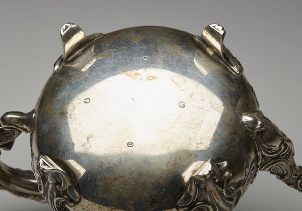 ARGENTIERE INGLESE DEL XIX SECOLO : Teiera in argento sbalzato, corpo piriforme con motivi floreali e fitomorfi a rilievo in stile settecentesco, poggiante su piedi a ricciolo  - Asta Asta 395 | ARTE ANTICA E DEL XIX SECOLO Online - Associazione Nazionale - Case d'Asta italiane