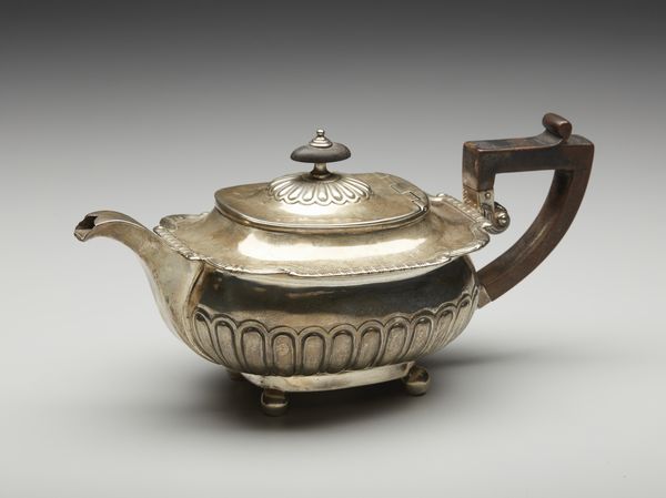 ARGENTIERE INGLESE DEL XIX SECOLO : Teiera in argento con corpo baccellato e manico in legno sagomato  - Asta Asta 395 | ARTE ANTICA E DEL XIX SECOLO Online - Associazione Nazionale - Case d'Asta italiane