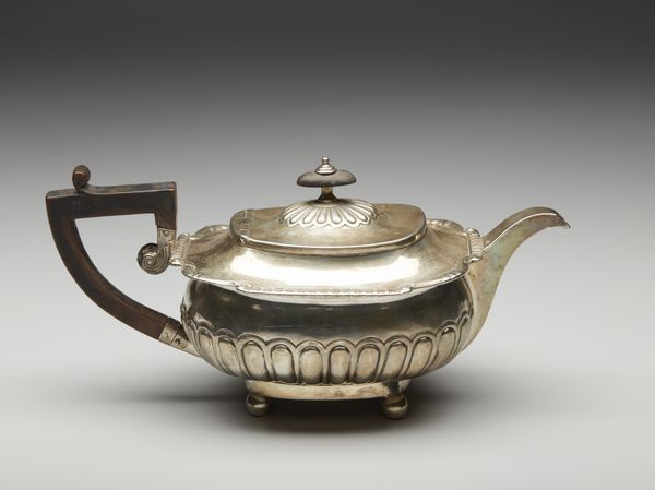 ARGENTIERE INGLESE DEL XIX SECOLO : Teiera in argento con corpo baccellato e manico in legno sagomato  - Asta Asta 395 | ARTE ANTICA E DEL XIX SECOLO Online - Associazione Nazionale - Case d'Asta italiane