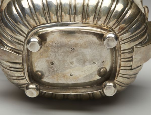 ARGENTIERE INGLESE DEL XIX SECOLO : Teiera in argento con corpo baccellato e manico in legno sagomato  - Asta Asta 395 | ARTE ANTICA E DEL XIX SECOLO Online - Associazione Nazionale - Case d'Asta italiane