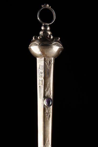 ARGENTIERE RUSSO DEL XIX SECOLO : Yad Torah con inserti in ametista  - Asta Asta 395 | ARTE ANTICA E DEL XIX SECOLO Online - Associazione Nazionale - Case d'Asta italiane