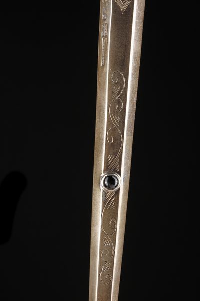 ARGENTIERE RUSSO DEL XIX SECOLO : Yad Torah con inserti in pietra nera.  - Asta Asta 395 | ARTE ANTICA E DEL XIX SECOLO Online - Associazione Nazionale - Case d'Asta italiane