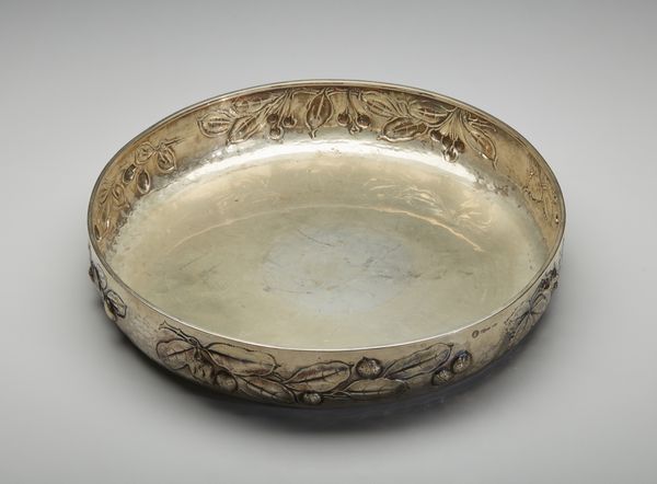 ARGENTIERE ITALIANO DEL XX SECOLO : Centrotavola in argento decorato con motivi di foglie e frutti  - Asta Asta 395 | ARTE ANTICA E DEL XIX SECOLO Online - Associazione Nazionale - Case d'Asta italiane