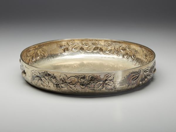 ARGENTIERE ITALIANO DEL XX SECOLO : Centrotavola in argento decorato con motivi di foglie e frutti  - Asta Asta 395 | ARTE ANTICA E DEL XIX SECOLO Online - Associazione Nazionale - Case d'Asta italiane