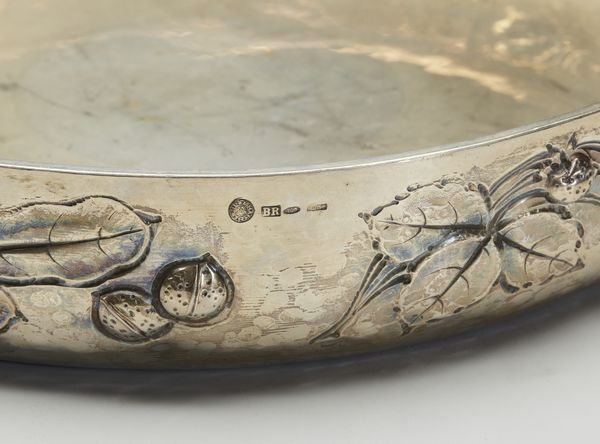 ARGENTIERE ITALIANO DEL XX SECOLO : Centrotavola in argento decorato con motivi di foglie e frutti  - Asta Asta 395 | ARTE ANTICA E DEL XIX SECOLO Online - Associazione Nazionale - Case d'Asta italiane