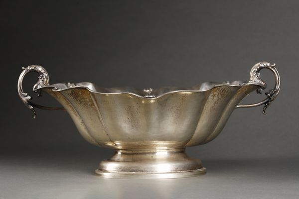 ARGENTIERE ITALIANO DEL XX SECOLO : Alzata centrotavola in argento con bordo mistilineo e decorazioni vegetali a rilievo, manici in forma di delfini, poggiante su base ovale  - Asta Asta 395 | ARTE ANTICA E DEL XIX SECOLO Online - Associazione Nazionale - Case d'Asta italiane