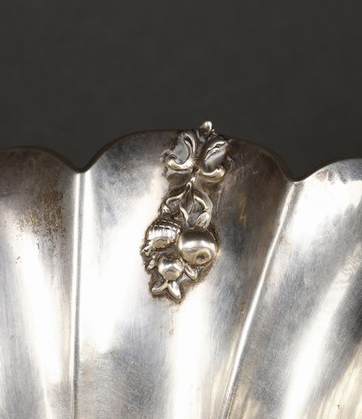ARGENTIERE ITALIANO DEL XX SECOLO : Alzata centrotavola in argento con bordo mistilineo e decorazioni vegetali a rilievo, manici in forma di delfini, poggiante su base ovale  - Asta Asta 395 | ARTE ANTICA E DEL XIX SECOLO Online - Associazione Nazionale - Case d'Asta italiane