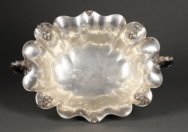 ARGENTIERE ITALIANO DEL XX SECOLO : Alzata centrotavola in argento con bordo mistilineo e decorazioni vegetali a rilievo, manici in forma di delfini, poggiante su base ovale  - Asta Asta 395 | ARTE ANTICA E DEL XIX SECOLO Online - Associazione Nazionale - Case d'Asta italiane