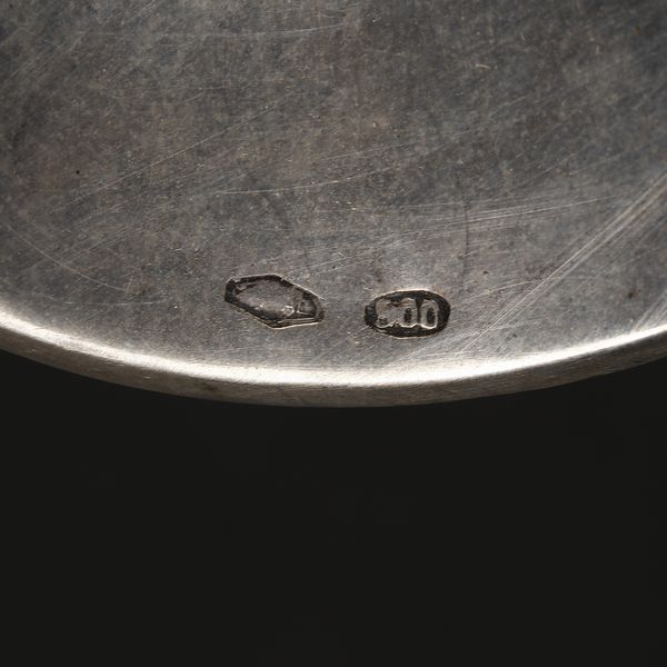 ARGENTIERE ITALIANO DEL XX SECOLO : Alzata centrotavola in argento con bordo mistilineo e decorazioni vegetali a rilievo, manici in forma di delfini, poggiante su base ovale  - Asta Asta 395 | ARTE ANTICA E DEL XIX SECOLO Online - Associazione Nazionale - Case d'Asta italiane