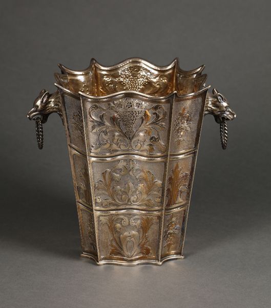 ARGENTIERE ITALIANO DEL XX SECOLO : Rinfrescatoio in argento di forma svasata e sezione quadrata mistilinea, decorato a motivi fitomorfi e con protomi in forma di teste di lupo  - Asta Asta 395 | ARTE ANTICA E DEL XIX SECOLO Online - Associazione Nazionale - Case d'Asta italiane