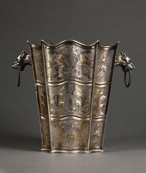 ARGENTIERE ITALIANO DEL XX SECOLO : Rinfrescatoio in argento di forma svasata e sezione quadrata mistilinea, decorato a motivi fitomorfi e con protomi in forma di teste di lupo  - Asta Asta 395 | ARTE ANTICA E DEL XIX SECOLO Online - Associazione Nazionale - Case d'Asta italiane