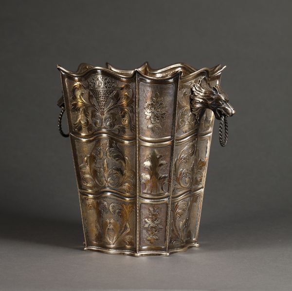 ARGENTIERE ITALIANO DEL XX SECOLO : Rinfrescatoio in argento di forma svasata e sezione quadrata mistilinea, decorato a motivi fitomorfi e con protomi in forma di teste di lupo  - Asta Asta 395 | ARTE ANTICA E DEL XIX SECOLO Online - Associazione Nazionale - Case d'Asta italiane