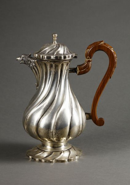 ARGENTIERE ITALIANO DEL XX SECOLO : Caffettiera in argento con corpo piriforme decorato da nervature a torchon e beccuccio a testa d'aquila, manico in legno  - Asta Asta 395 | ARTE ANTICA E DEL XIX SECOLO Online - Associazione Nazionale - Case d'Asta italiane