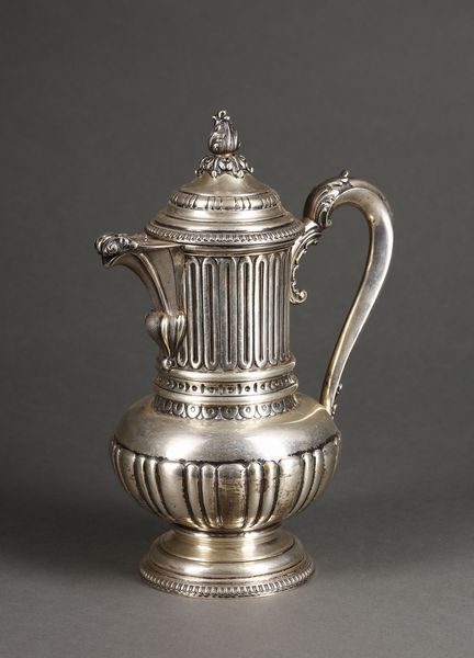 ARGENTIERE ITALIANO DEL XX SECOLO : Caffettiera in argento con corpo decorato a nervature verticali e baccellato, beccuccio, manico e coperchio con elementi fitomorfi, poggiante su base circolare  - Asta Asta 395 | ARTE ANTICA E DEL XIX SECOLO Online - Associazione Nazionale - Case d'Asta italiane