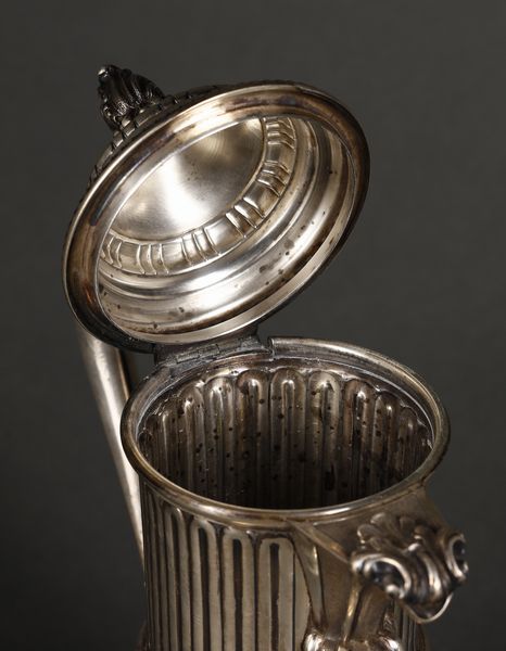 ARGENTIERE ITALIANO DEL XX SECOLO : Caffettiera in argento con corpo decorato a nervature verticali e baccellato, beccuccio, manico e coperchio con elementi fitomorfi, poggiante su base circolare  - Asta Asta 395 | ARTE ANTICA E DEL XIX SECOLO Online - Associazione Nazionale - Case d'Asta italiane