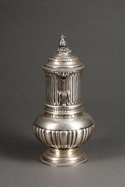 ARGENTIERE ITALIANO DEL XX SECOLO : Caffettiera in argento con corpo decorato a nervature verticali e baccellato, beccuccio, manico e coperchio con elementi fitomorfi, poggiante su base circolare  - Asta Asta 395 | ARTE ANTICA E DEL XIX SECOLO Online - Associazione Nazionale - Case d'Asta italiane