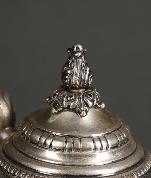 ARGENTIERE ITALIANO DEL XX SECOLO : Caffettiera in argento con corpo decorato a nervature verticali e baccellato, beccuccio, manico e coperchio con elementi fitomorfi, poggiante su base circolare  - Asta Asta 395 | ARTE ANTICA E DEL XIX SECOLO Online - Associazione Nazionale - Case d'Asta italiane
