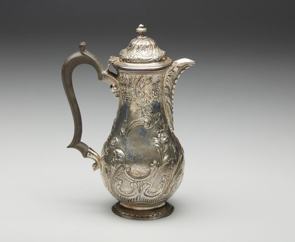 ARGENTIERE INGLESE DEL XX SECOLO : Caffetteria in argento sbalzato e cesellato con motivi fitomorfi, corpo piriforme, manico in legno  - Asta Asta 395 | ARTE ANTICA E DEL XIX SECOLO Online - Associazione Nazionale - Case d'Asta italiane