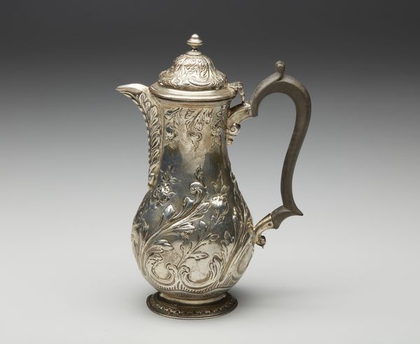 ARGENTIERE INGLESE DEL XX SECOLO : Caffetteria in argento sbalzato e cesellato con motivi fitomorfi, corpo piriforme, manico in legno  - Asta Asta 395 | ARTE ANTICA E DEL XIX SECOLO Online - Associazione Nazionale - Case d'Asta italiane
