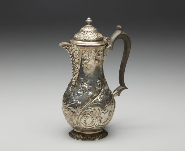 ARGENTIERE INGLESE DEL XX SECOLO : Caffetteria in argento sbalzato e cesellato con motivi fitomorfi, corpo piriforme, manico in legno  - Asta Asta 395 | ARTE ANTICA E DEL XIX SECOLO Online - Associazione Nazionale - Case d'Asta italiane