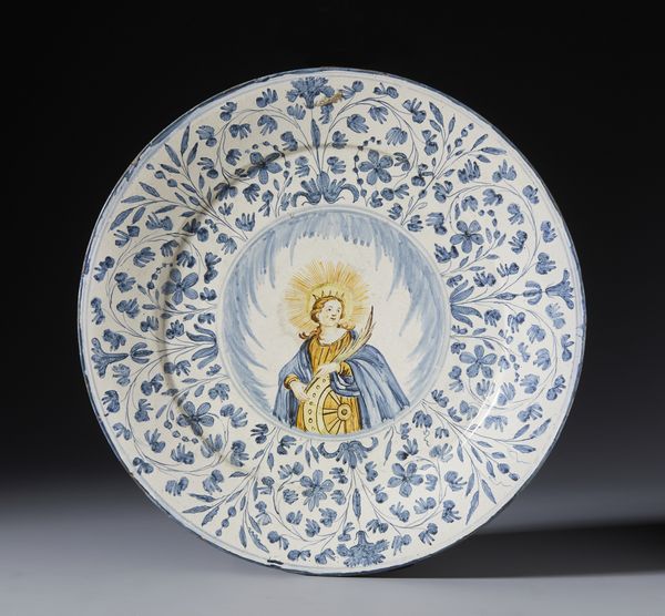 CASTELLI D'ABRUZZO, XVII SECOLO : Piatto in maiolica policroma con Santa Caterina d'Alessandria nel cavetto e tesa a decorazioni fitomorfe  - Asta Asta 395 | ARTE ANTICA E DEL XIX SECOLO Online - Associazione Nazionale - Case d'Asta italiane