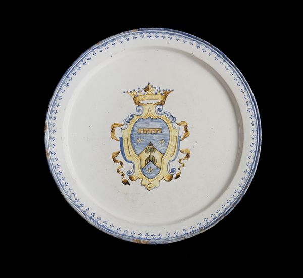 CASTELLI D'ABRUZZO, XVIII-XIX SECOLO : Piatto in maiolica con stemma dei marchesi Saladini di Rovetino in policromia entro ghirlanda stilizzata lungo il bordo  - Asta Asta 395 | ARTE ANTICA E DEL XIX SECOLO Online - Associazione Nazionale - Case d'Asta italiane