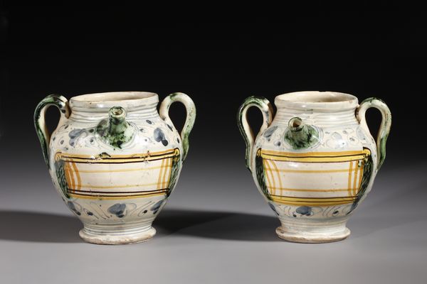 MANIFATTURA DI DERUTA DEL XVII-XVIII SECOLO : Coppia di orcioli in maiolica policroma con beccuccio, biansati e con decoro a cartiglio e ornati fitomorfi  - Asta Asta 395 | ARTE ANTICA E DEL XIX SECOLO Online - Associazione Nazionale - Case d'Asta italiane