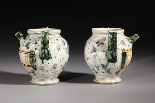 MANIFATTURA DI DERUTA DEL XVII-XVIII SECOLO : Coppia di orcioli in maiolica policroma con beccuccio, biansati e con decoro a cartiglio e ornati fitomorfi  - Asta Asta 395 | ARTE ANTICA E DEL XIX SECOLO Online - Associazione Nazionale - Case d'Asta italiane
