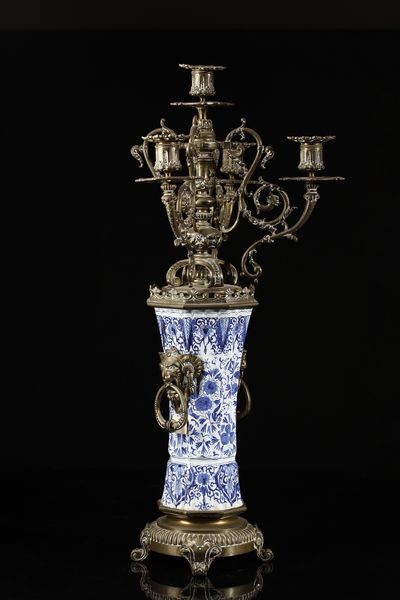 MANIFATTURA DEL XIX SECOLO : Trittico da camino in porcellana di Delft bianca e blu con inserti e montature in bronzo dorato, composto da orologio e due candelabri a quattro luci  - Asta Asta 395 | ARTE ANTICA E DEL XIX SECOLO Online - Associazione Nazionale - Case d'Asta italiane
