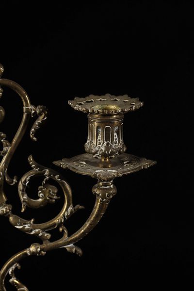 MANIFATTURA DEL XIX SECOLO : Trittico da camino in porcellana di Delft bianca e blu con inserti e montature in bronzo dorato, composto da orologio e due candelabri a quattro luci  - Asta Asta 395 | ARTE ANTICA E DEL XIX SECOLO Online - Associazione Nazionale - Case d'Asta italiane