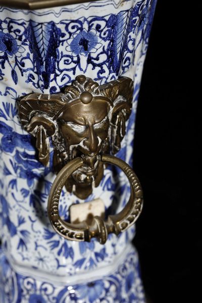 MANIFATTURA DEL XIX SECOLO : Trittico da camino in porcellana di Delft bianca e blu con inserti e montature in bronzo dorato, composto da orologio e due candelabri a quattro luci  - Asta Asta 395 | ARTE ANTICA E DEL XIX SECOLO Online - Associazione Nazionale - Case d'Asta italiane