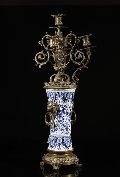 MANIFATTURA DEL XIX SECOLO : Trittico da camino in porcellana di Delft bianca e blu con inserti e montature in bronzo dorato, composto da orologio e due candelabri a quattro luci  - Asta Asta 395 | ARTE ANTICA E DEL XIX SECOLO Online - Associazione Nazionale - Case d'Asta italiane