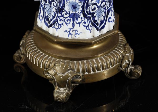 MANIFATTURA DEL XIX SECOLO : Trittico da camino in porcellana di Delft bianca e blu con inserti e montature in bronzo dorato, composto da orologio e due candelabri a quattro luci  - Asta Asta 395 | ARTE ANTICA E DEL XIX SECOLO Online - Associazione Nazionale - Case d'Asta italiane