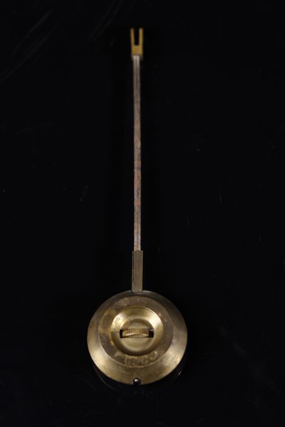 MANIFATTURA DEL XIX SECOLO : Trittico da camino in porcellana di Delft bianca e blu con inserti e montature in bronzo dorato, composto da orologio e due candelabri a quattro luci  - Asta Asta 395 | ARTE ANTICA E DEL XIX SECOLO Online - Associazione Nazionale - Case d'Asta italiane