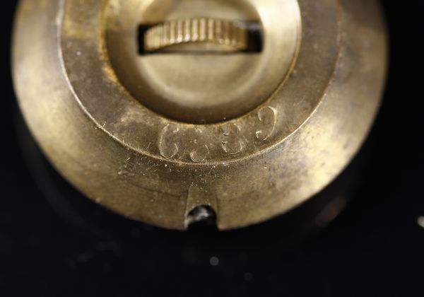 MANIFATTURA DEL XIX SECOLO : Trittico da camino in porcellana di Delft bianca e blu con inserti e montature in bronzo dorato, composto da orologio e due candelabri a quattro luci  - Asta Asta 395 | ARTE ANTICA E DEL XIX SECOLO Online - Associazione Nazionale - Case d'Asta italiane