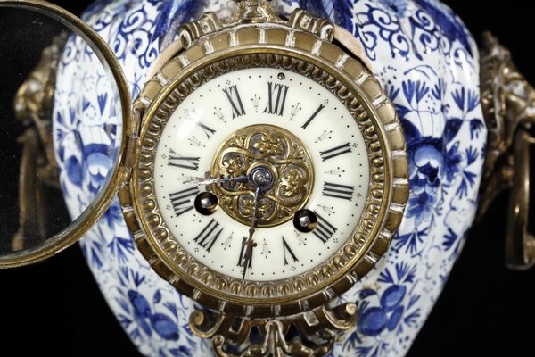 MANIFATTURA DEL XIX SECOLO : Trittico da camino in porcellana di Delft bianca e blu con inserti e montature in bronzo dorato, composto da orologio e due candelabri a quattro luci  - Asta Asta 395 | ARTE ANTICA E DEL XIX SECOLO Online - Associazione Nazionale - Case d'Asta italiane