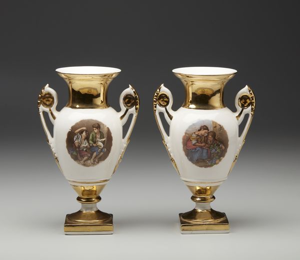 MANIFATTURA TEDESCA DEL XX SECOLO : Coppia di vasi in porcellana parzialmente dorata, decorati con scene di genere  - Asta Asta 395 | ARTE ANTICA E DEL XIX SECOLO Online - Associazione Nazionale - Case d'Asta italiane