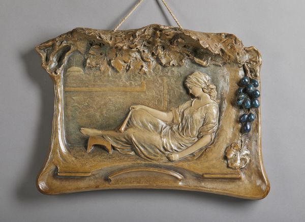 MANIFATTURA FRANCESE DEGLI INIZI DEL XX SECOLO : Coppia di placche in terracotta smaltata con figure e decori in stile Art Nouveau  - Asta Asta 395 | ARTE ANTICA E DEL XIX SECOLO Online - Associazione Nazionale - Case d'Asta italiane