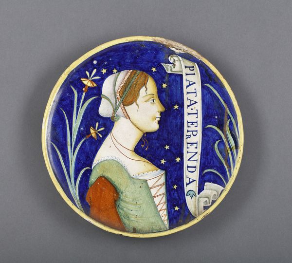 MANIFATTURA PESARESE DEL XX SECOLO : Alzata in maiolica policroma con profilo femminile a mezzo busto e cartiglio su fondo blu  - Asta Asta 395 | ARTE ANTICA E DEL XIX SECOLO Online - Associazione Nazionale - Case d'Asta italiane