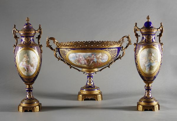 MANIFATTURA DI SEVRES DEL XIX-XX SECOLO : Trittico in porcellana e bronzo dorato composto da due anfore biansate decorate a scene galanti e da un'alzata a cratere biansata con scena galante di gusto settecentesco e interno decorato a rose  - Asta Asta 395 | ARTE ANTICA E DEL XIX SECOLO Online - Associazione Nazionale - Case d'Asta italiane