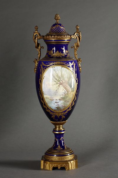 MANIFATTURA DI SEVRES DEL XIX-XX SECOLO : Trittico in porcellana e bronzo dorato composto da due anfore biansate decorate a scene galanti e da un'alzata a cratere biansata con scena galante di gusto settecentesco e interno decorato a rose  - Asta Asta 395 | ARTE ANTICA E DEL XIX SECOLO Online - Associazione Nazionale - Case d'Asta italiane