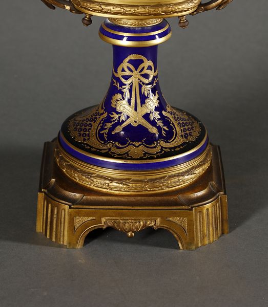 MANIFATTURA DI SEVRES DEL XIX-XX SECOLO : Trittico in porcellana e bronzo dorato composto da due anfore biansate decorate a scene galanti e da un'alzata a cratere biansata con scena galante di gusto settecentesco e interno decorato a rose  - Asta Asta 395 | ARTE ANTICA E DEL XIX SECOLO Online - Associazione Nazionale - Case d'Asta italiane
