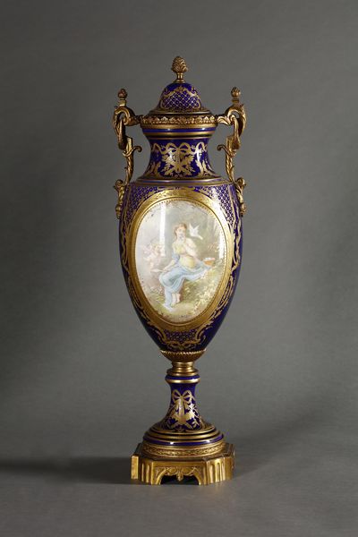 MANIFATTURA DI SEVRES DEL XIX-XX SECOLO : Trittico in porcellana e bronzo dorato composto da due anfore biansate decorate a scene galanti e da un'alzata a cratere biansata con scena galante di gusto settecentesco e interno decorato a rose  - Asta Asta 395 | ARTE ANTICA E DEL XIX SECOLO Online - Associazione Nazionale - Case d'Asta italiane