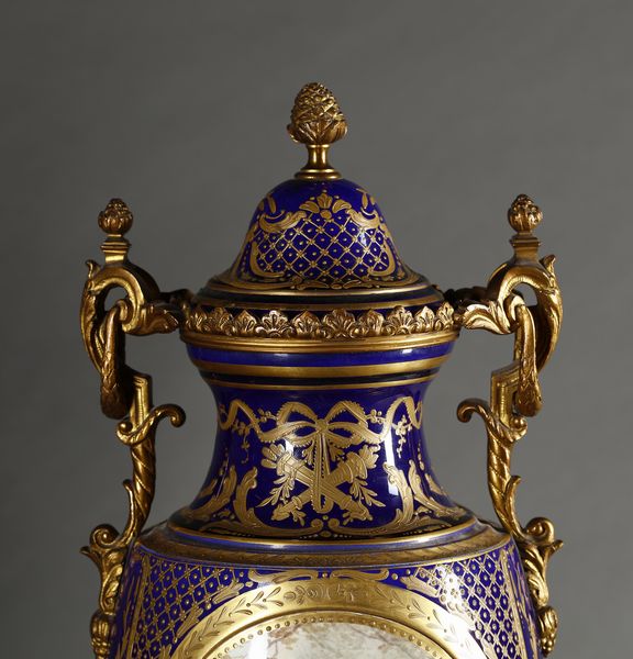 MANIFATTURA DI SEVRES DEL XIX-XX SECOLO : Trittico in porcellana e bronzo dorato composto da due anfore biansate decorate a scene galanti e da un'alzata a cratere biansata con scena galante di gusto settecentesco e interno decorato a rose  - Asta Asta 395 | ARTE ANTICA E DEL XIX SECOLO Online - Associazione Nazionale - Case d'Asta italiane